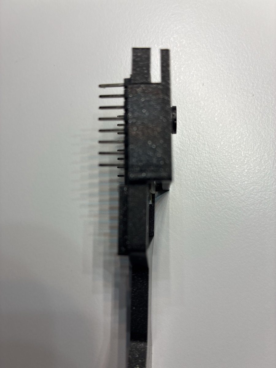 Seitenansicht des ESP32-CAM-Adapters mit Frontblende und freien Pinreihen